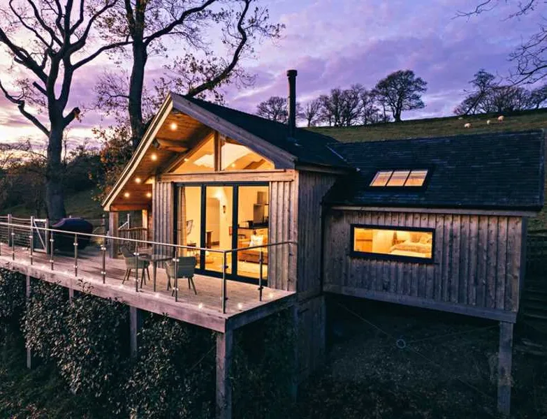 oaklands-glamping-and-treehouse-welshpool-q4yic