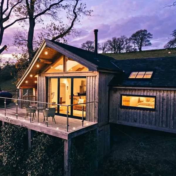 oaklands-glamping-and-treehouse-welshpool-q4yic
