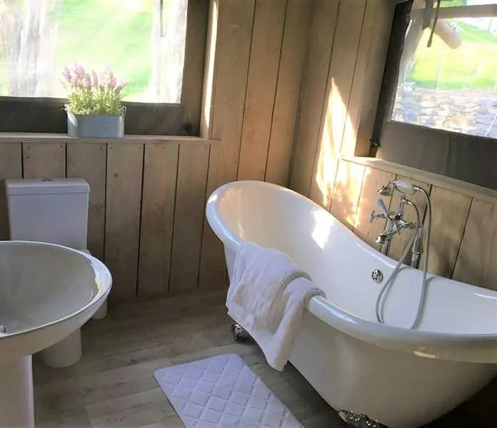 oaklands-glamping-and-treehouse-welshpool-v0w0w