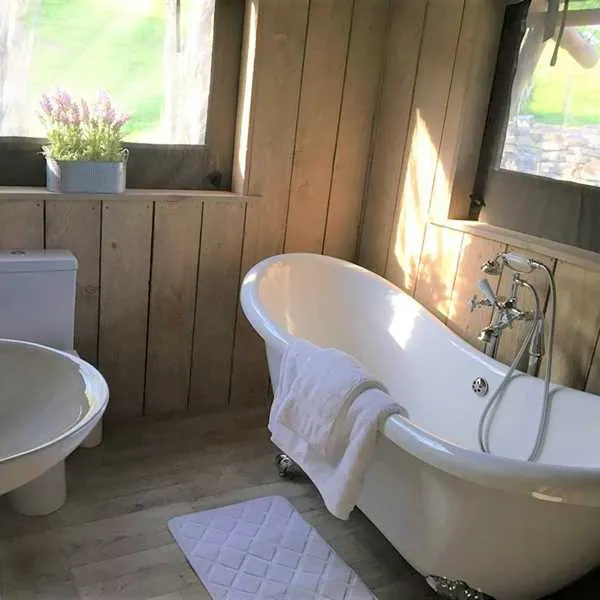 oaklands-glamping-and-treehouse-welshpool-v0w0w