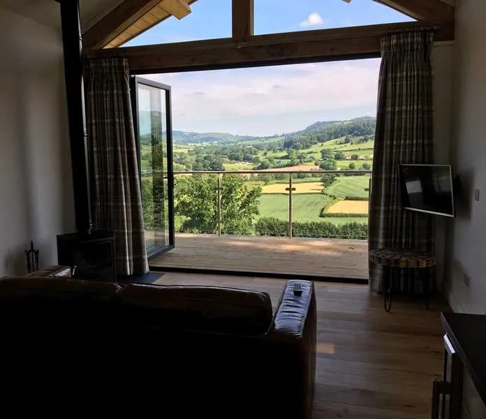 oaklands-glamping-and-treehouse-welshpool-yvegh
