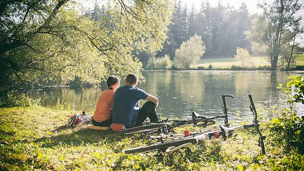 Cykling paus vid sjö