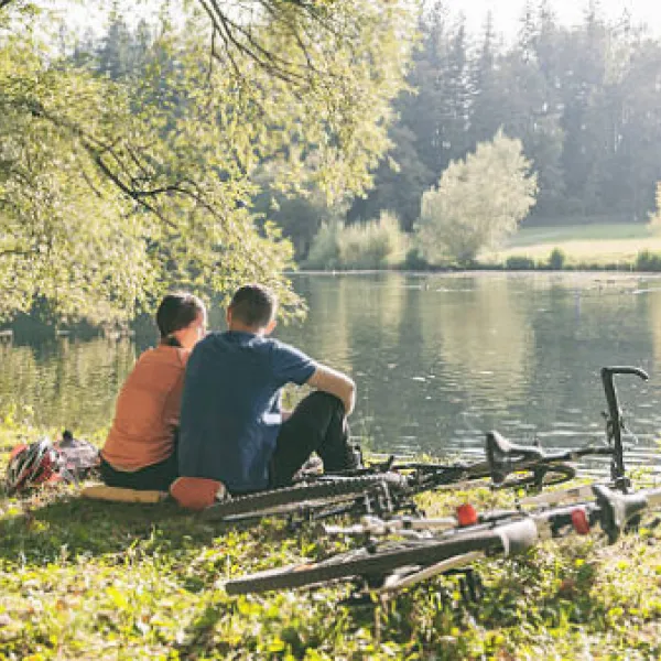 Cykling paus vid sjö