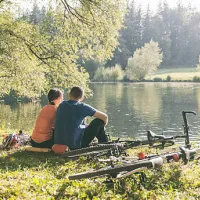 Cykling paus vid sjö
