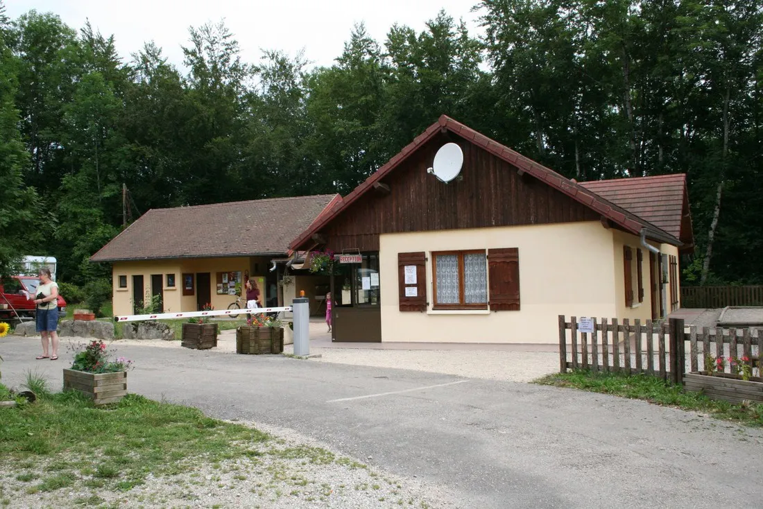 municipal-le-lac-de-narlay-le-frasnois-nzctw