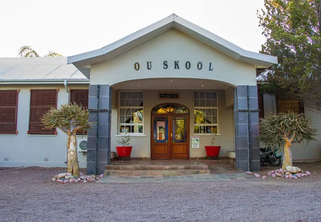 ou-skool-guesthouse-keimoes-green-kalahari-3rpwq