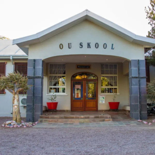 ou-skool-guesthouse-keimoes-green-kalahari-3rpwq