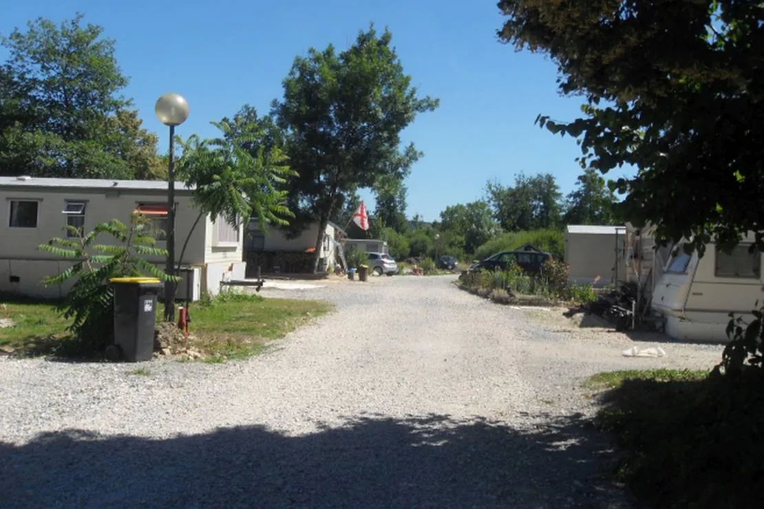 camping-les-peupliers-geneuille-f1umz