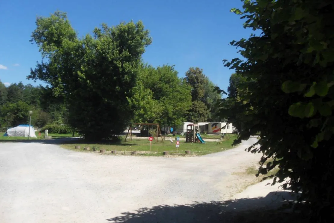 camping-les-peupliers-geneuille-rq15k