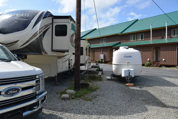 denali-grizzly-bear-resort-denali-national-park-dcl3f