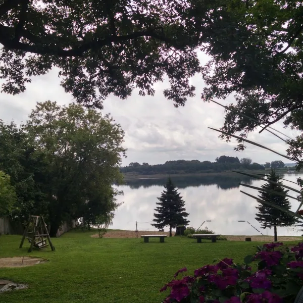 snug-harbor-inn-campground-on-turtle-lake-delavan-84n05