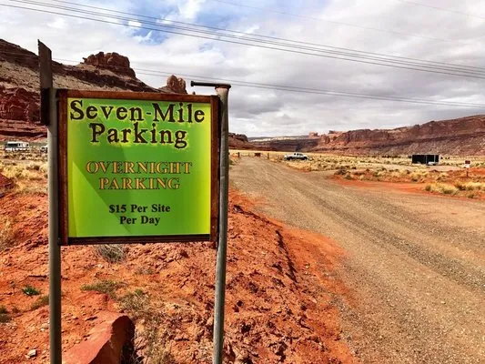 seven-mile-parking-moab-nzalh