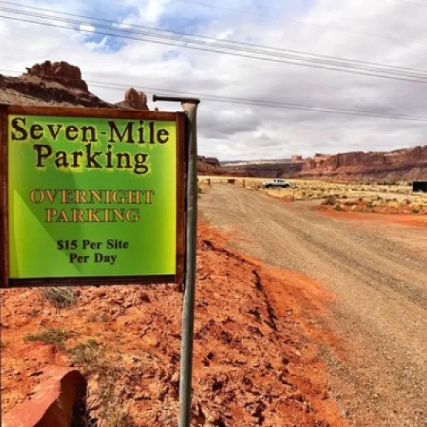 seven-mile-parking-moab-nzalh
