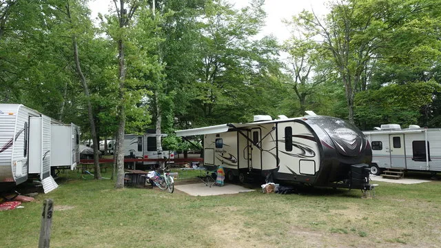 leelanau-pines-campground-cedar-qcnnv