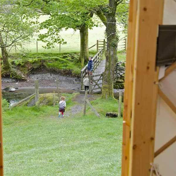 inside-out-camping-at-seatoller-farm-keswick-yja9m