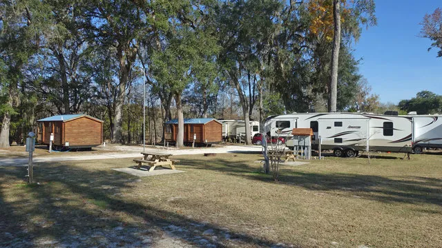 ellie-rays-rv-resort-lounge-branford-uv22r