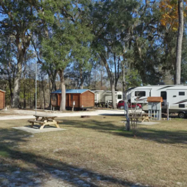 ellie-rays-rv-resort-lounge-branford-uv22r