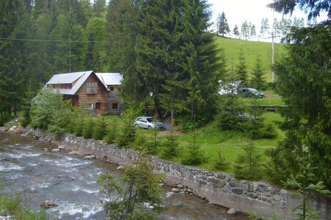 im-westkarpaten-naturpark-am-ariesch-fluss-arieseni-zentrum-5nxig