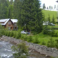 im-westkarpaten-naturpark-am-ariesch-fluss-arieseni-zentrum-5nxig