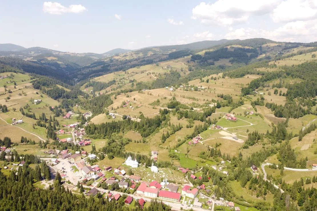im-westkarpaten-naturpark-am-ariesch-fluss-arieseni-zentrum-v65nw