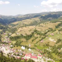 im-westkarpaten-naturpark-am-ariesch-fluss-arieseni-zentrum-v65nw