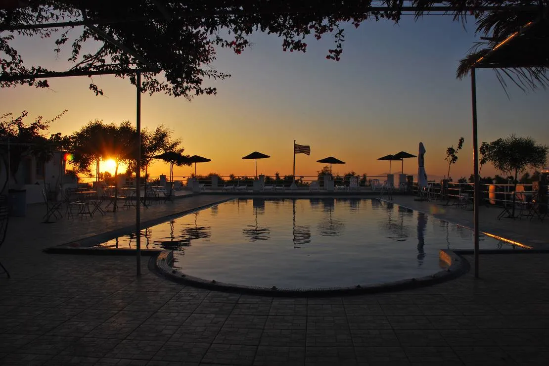 santorini-camping-bungalows-thira-eq3u0