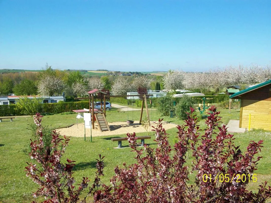le-pont-rouge-et-les-vignes-chipilly-hlmlk
