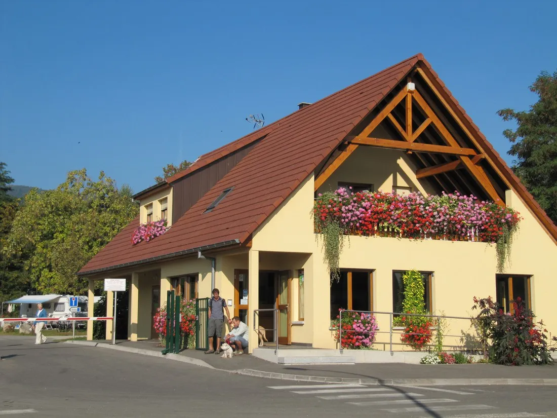 municipal-des-trois-chateaux-eguisheim-haut-rhin-iztq4