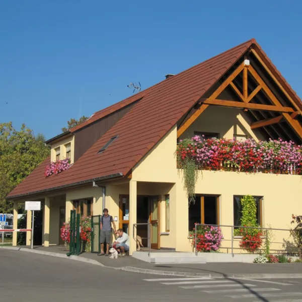 municipal-des-trois-chateaux-eguisheim-haut-rhin-iztq4