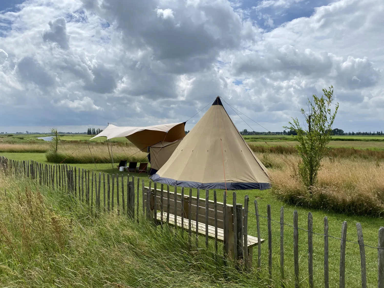 11.c Tipi tent in het veld minicamping Friesland