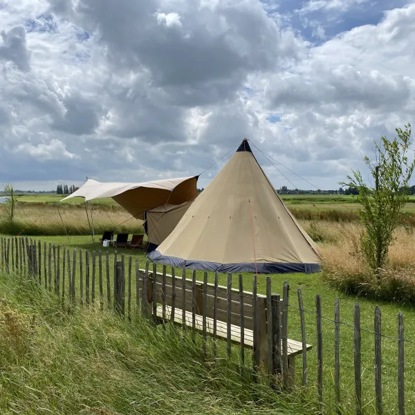 11.c Tipi tent in het veld minicamping Friesland