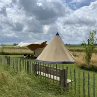 11.c Tipi tent in het veld minicamping Friesland
