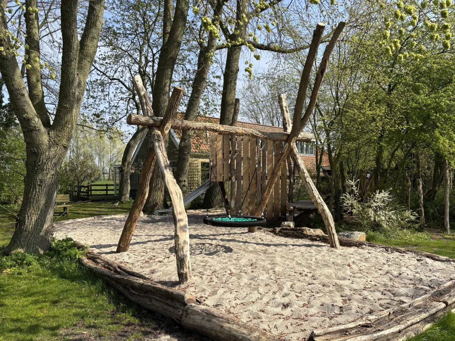 Natuurlijke speelplaats op de camping