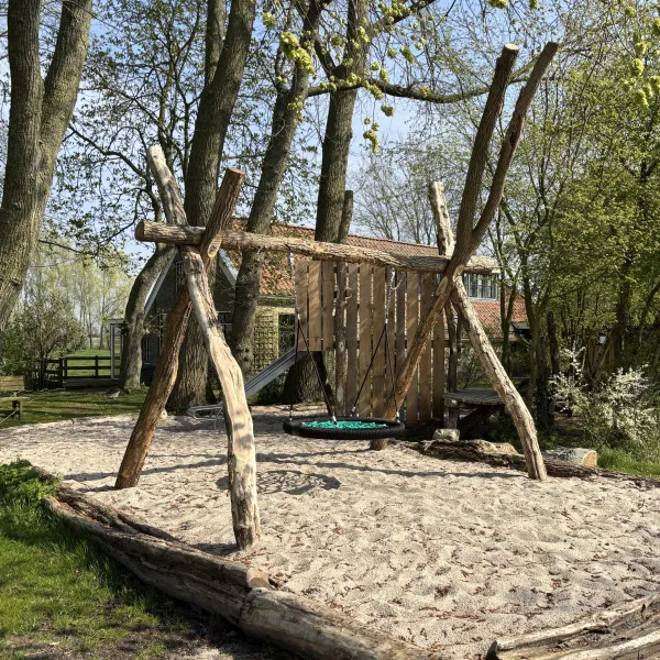 Natuurlijke speelplaats op de camping