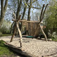 Natuurlijke speelplaats op de camping