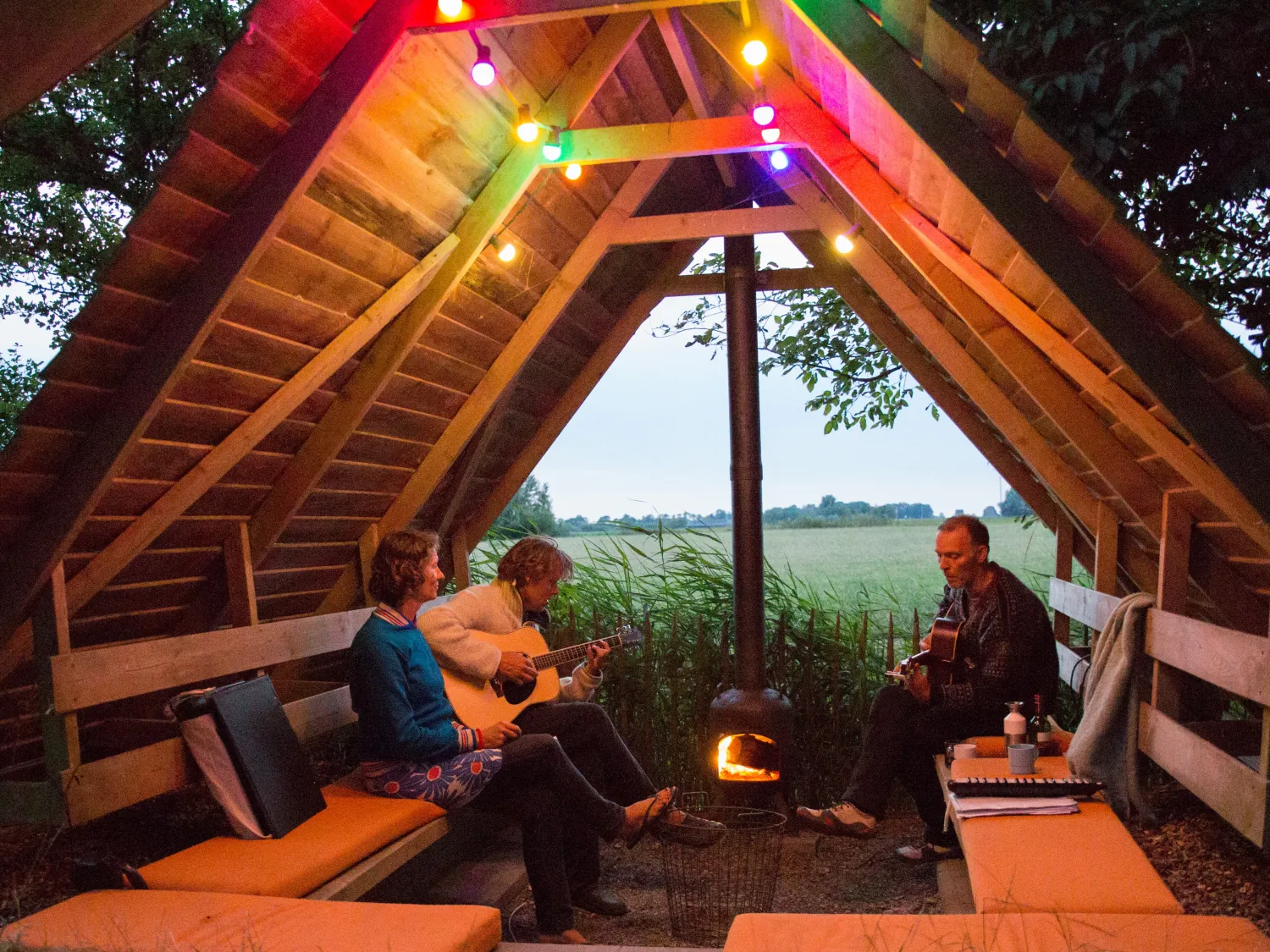 28. Kampvuur met gitaarmuziek camping Friesland