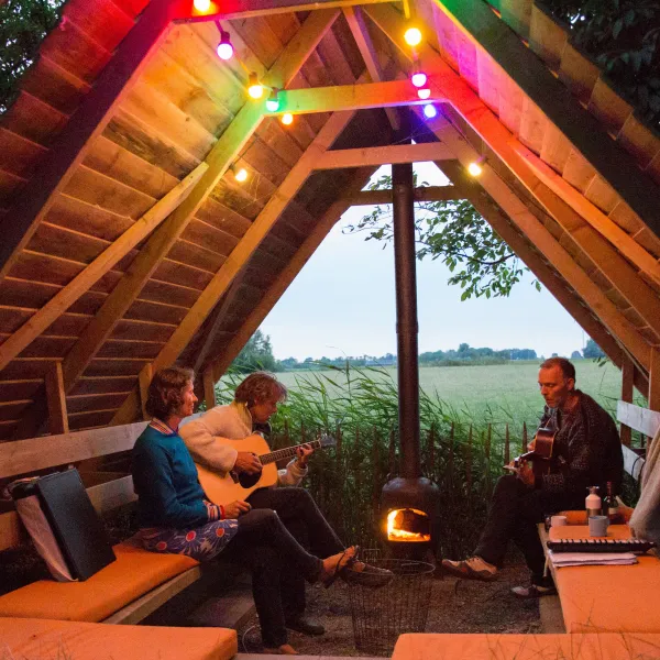 28. Kampvuur met gitaarmuziek camping Friesland
