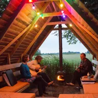 28. Kampvuur met gitaarmuziek camping Friesland