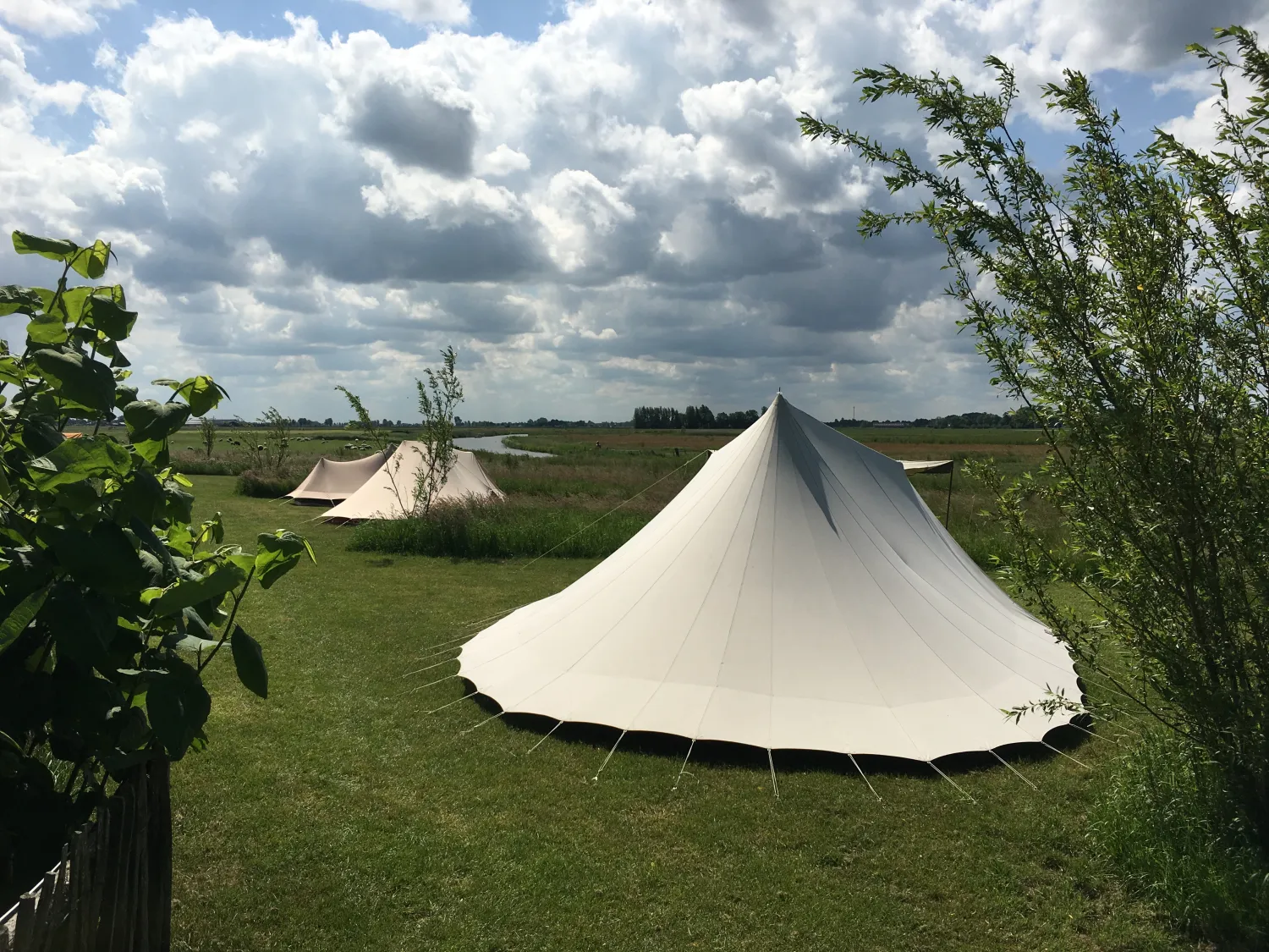 23. Kleine camping Friesland tent op de terp