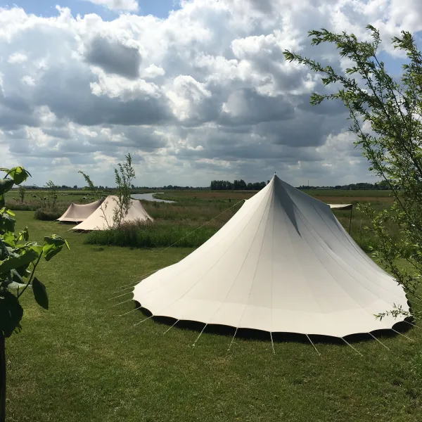23. Kleine camping Friesland tent op de terp
