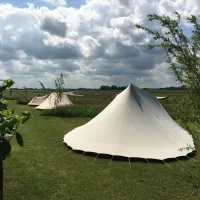 23. Kleine camping Friesland tent op de terp