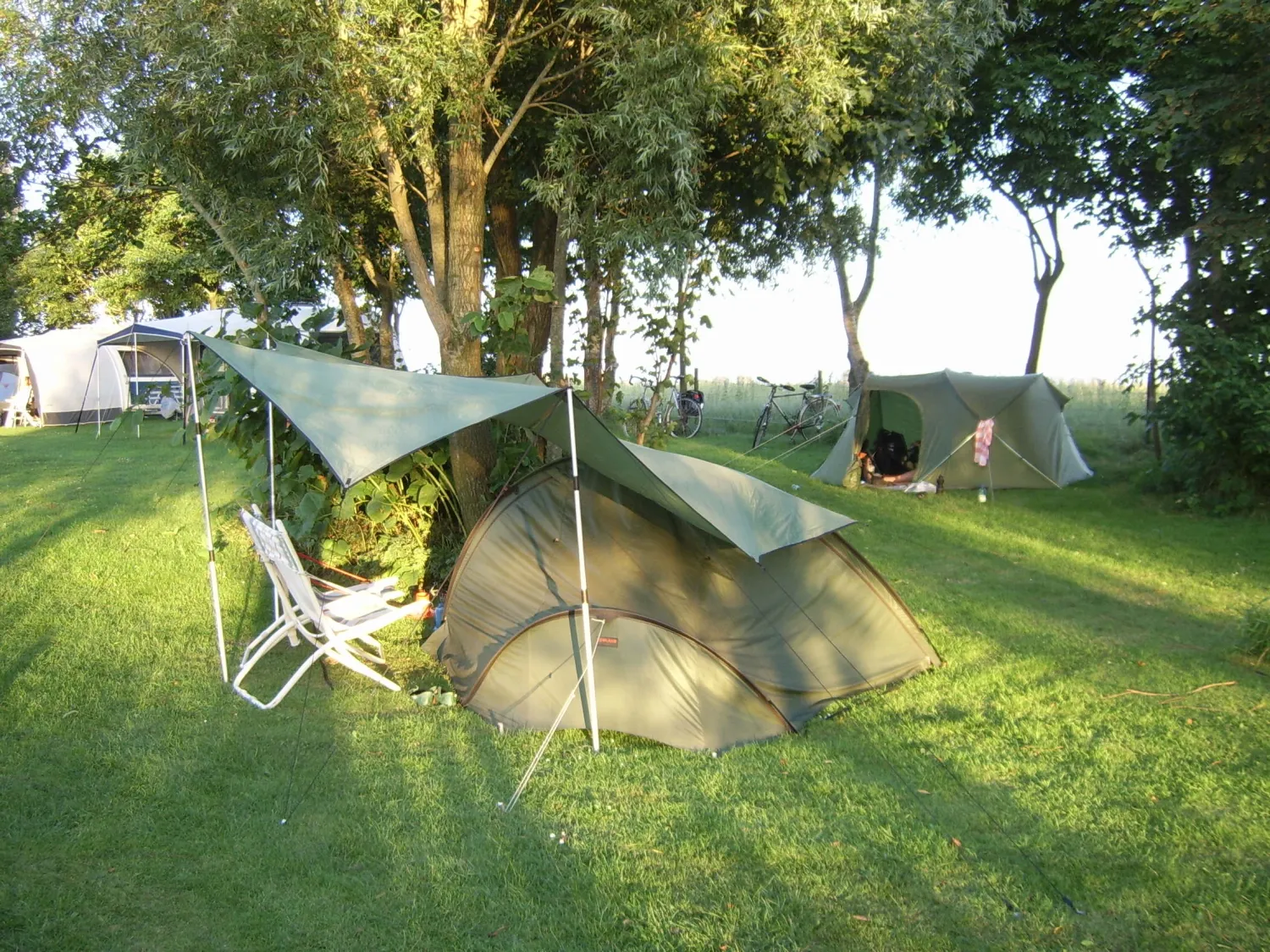 19. Minicamping Friesland tentjes tussen de bomen