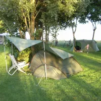 19. Minicamping Friesland tentjes tussen de bomen