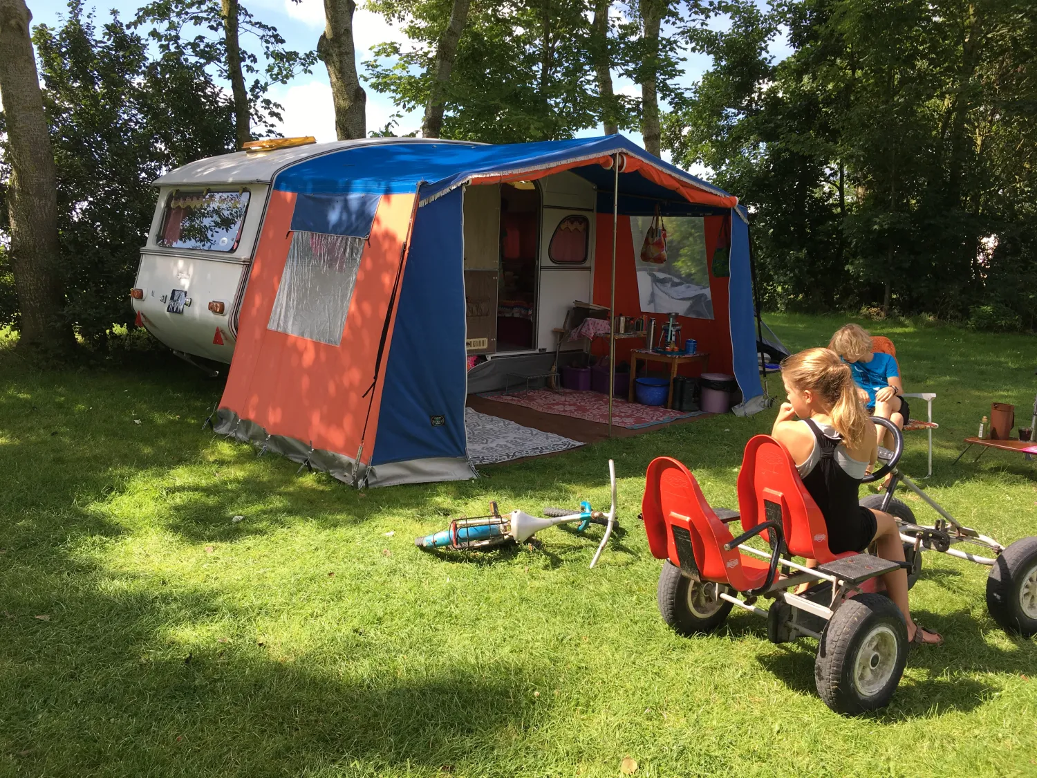 20. Kamperen kinderen tussen de bomen familiecamping Friesland
