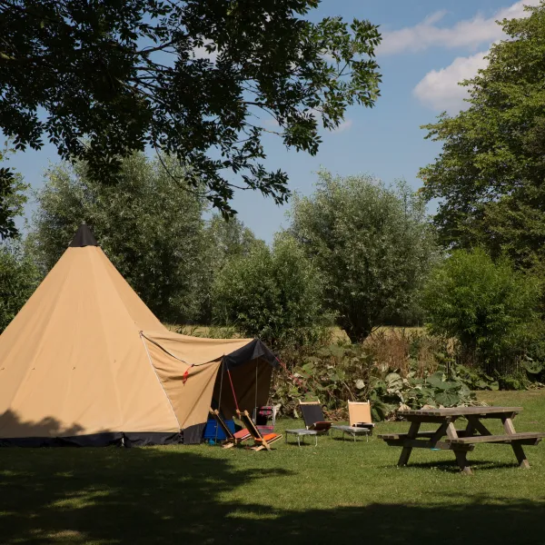11.a Tipi tussen de bomen natuurkampeerterrein Friesland Lauwersmeer