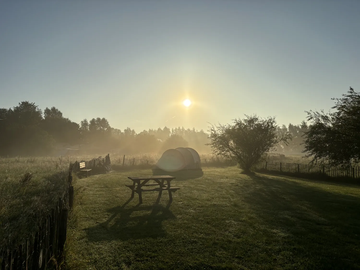 19.a Kamperen in de vroege ochtendzon