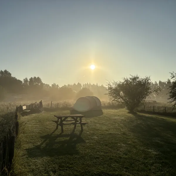 19.a Kamperen in de vroege ochtendzon