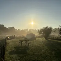 19.a Kamperen in de vroege ochtendzon