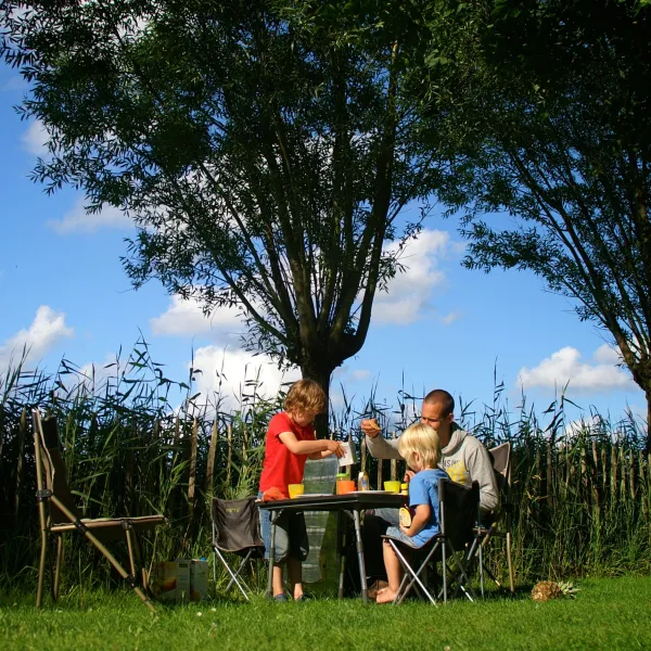 12.a Ontbijten langs het riet camping Friesland