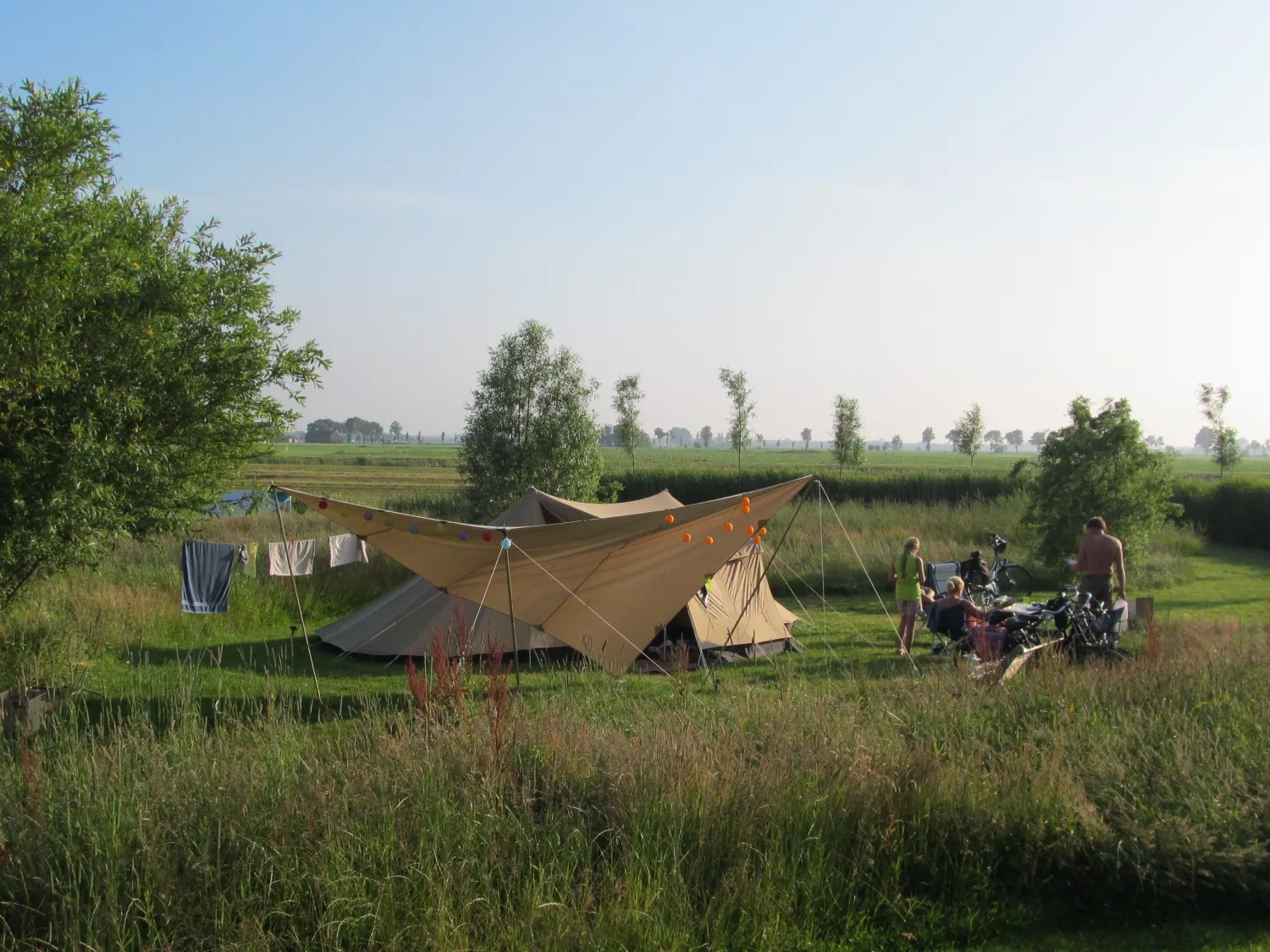 31. Camping Lauwersmeer tent in het veld
